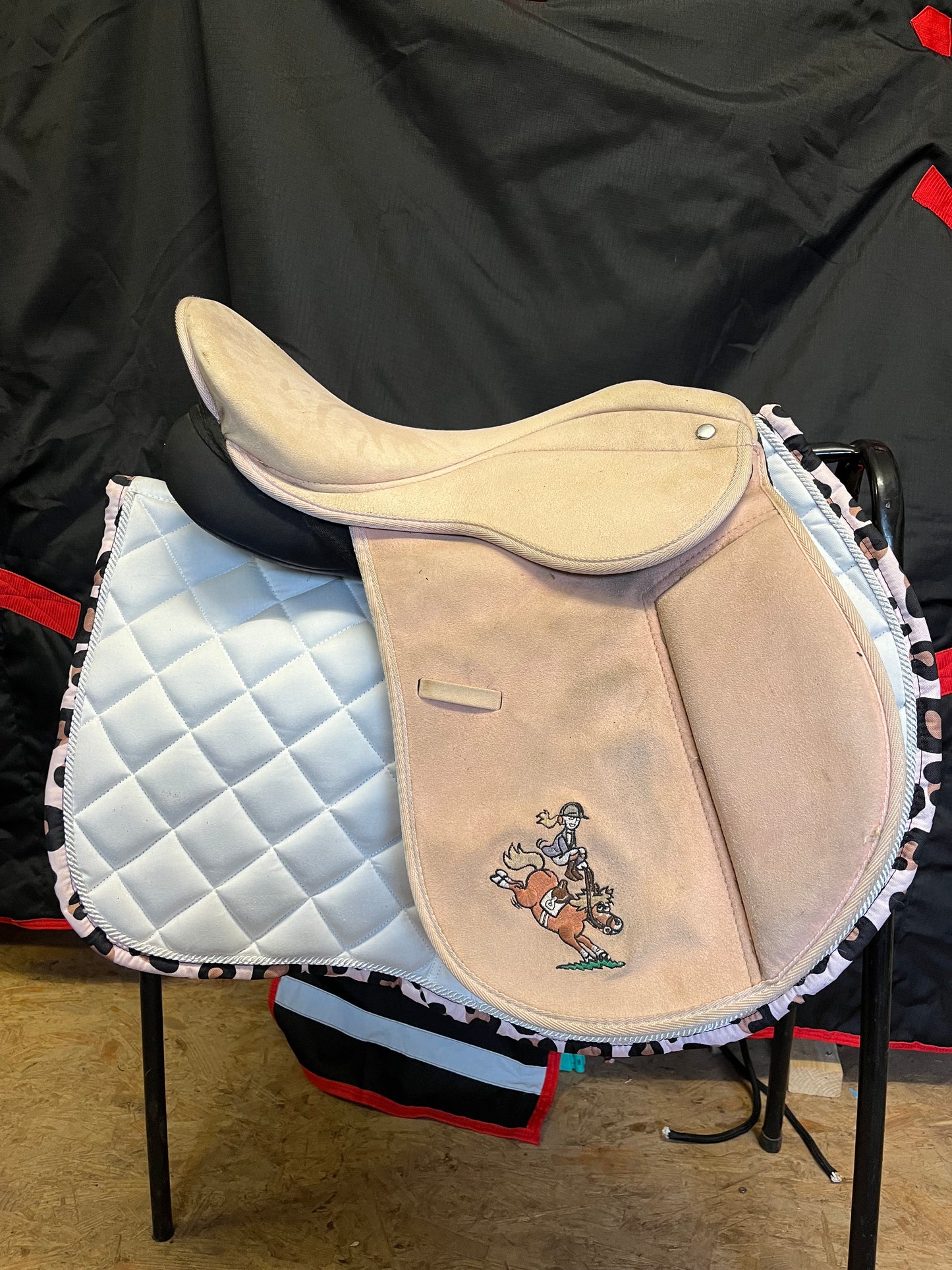 Thelwell - Saddle 16/16.5” Pink Suede