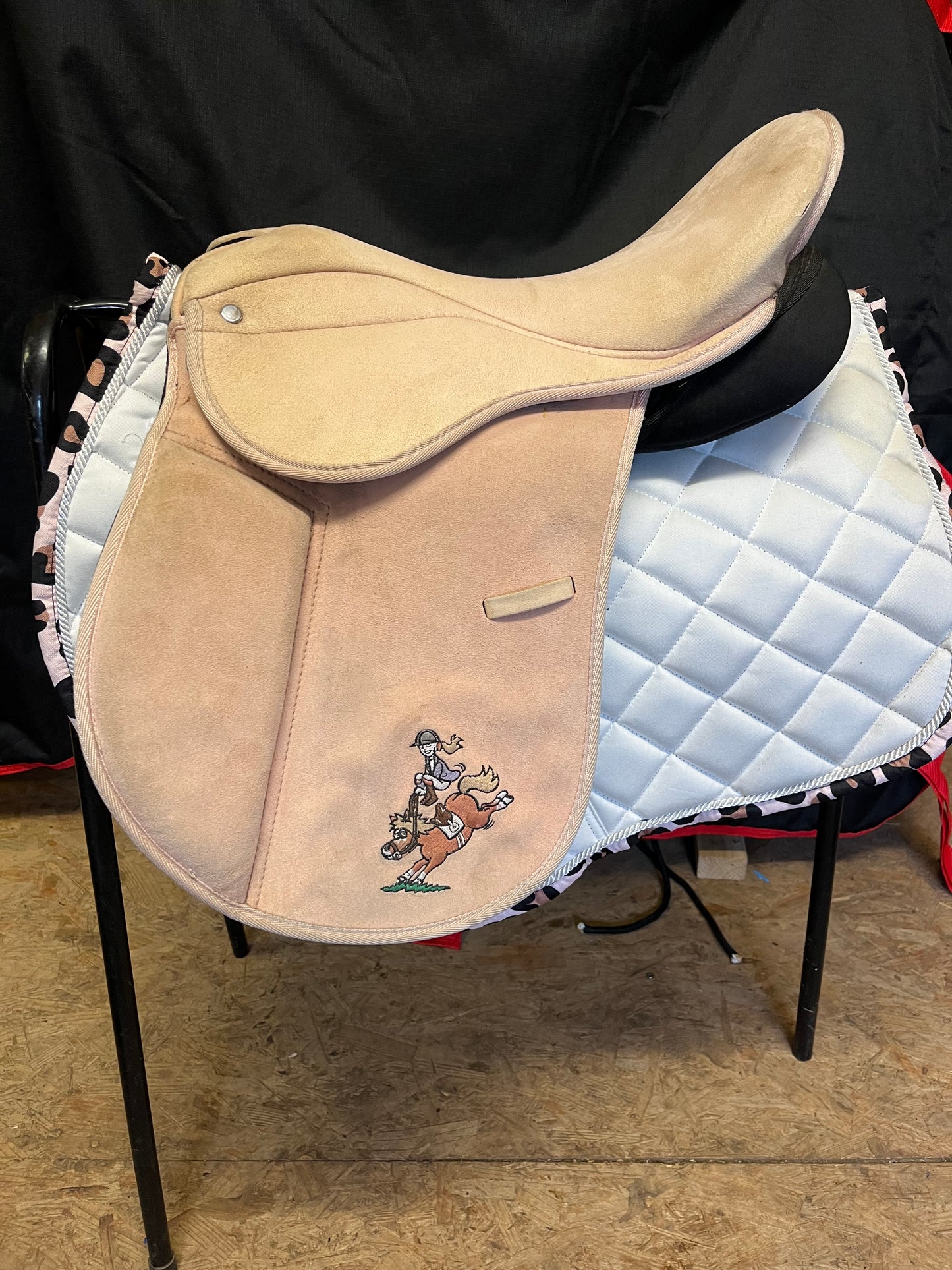 Thelwell - Saddle 16/16.5” Pink Suede