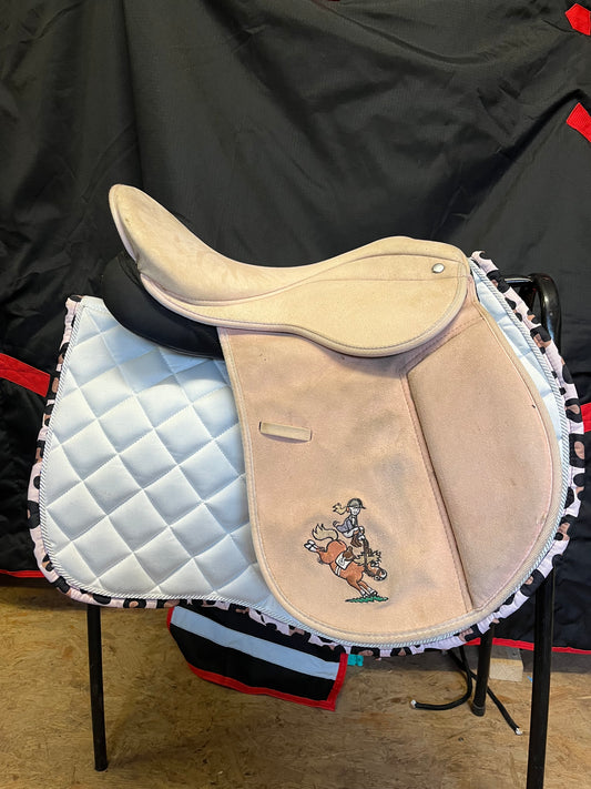 Thelwell - Saddle 16/16.5” Pink Suede